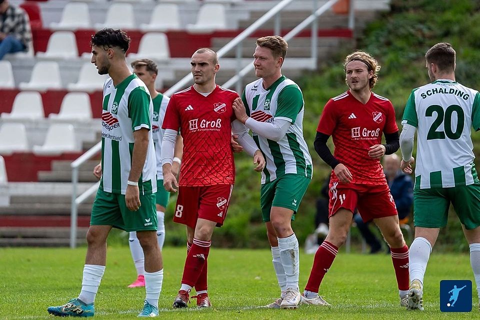 Keinen Sieger gab`s im Duell zwischen dem FC Salzweg (in rot) und dem SV Schalding II.