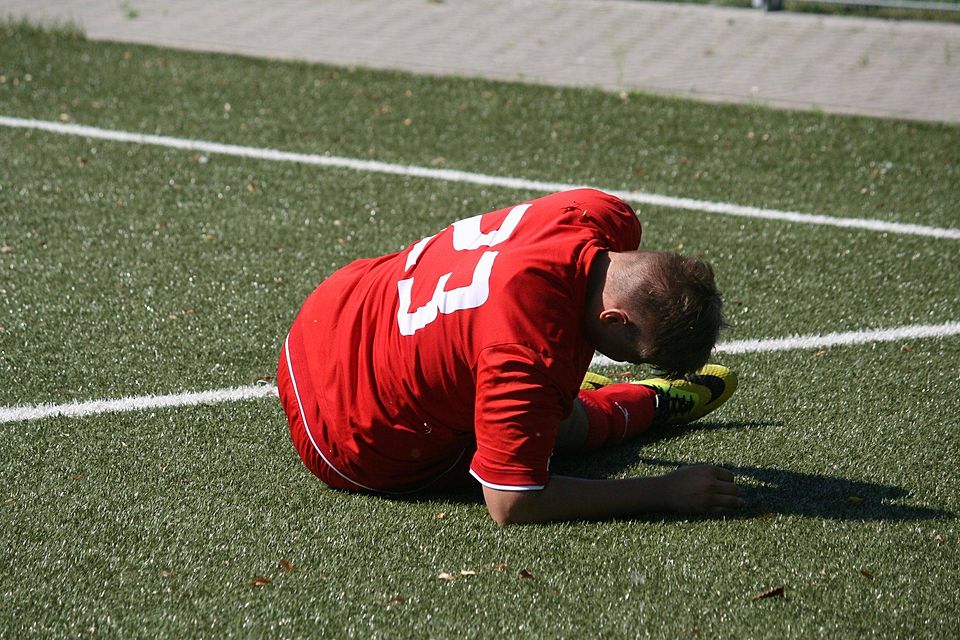 Luca Törner liegt vor Schmerzen am Boden. Dem technisch starken Spieler gelangen immerhin bei der Klatsche gegen Ottensen noch zwei Treffer.