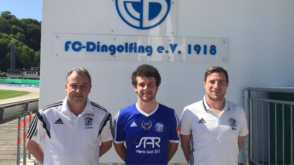 Sportchef Konrad Johann (links) und Teammanager Manuel Wimmer (rechts) begrüßen Neuzugang Daniel Schuder.