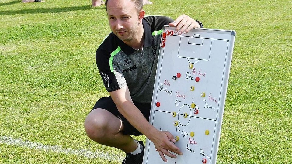 An der Taktiktafel erklärt der neue Trainer Peter Stegner, was er von den U 23-Spielern des FC Gundelfingen erwartet.