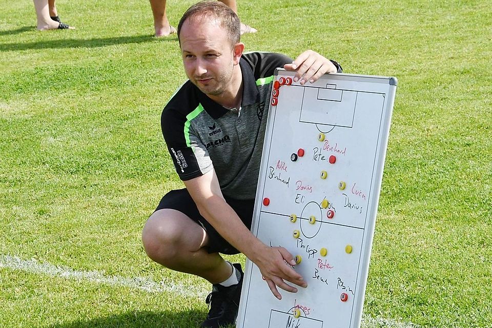 An der Taktiktafel erklärt der neue Trainer Peter Stegner, was er von den U 23-Spielern des FC Gundelfingen erwartet.