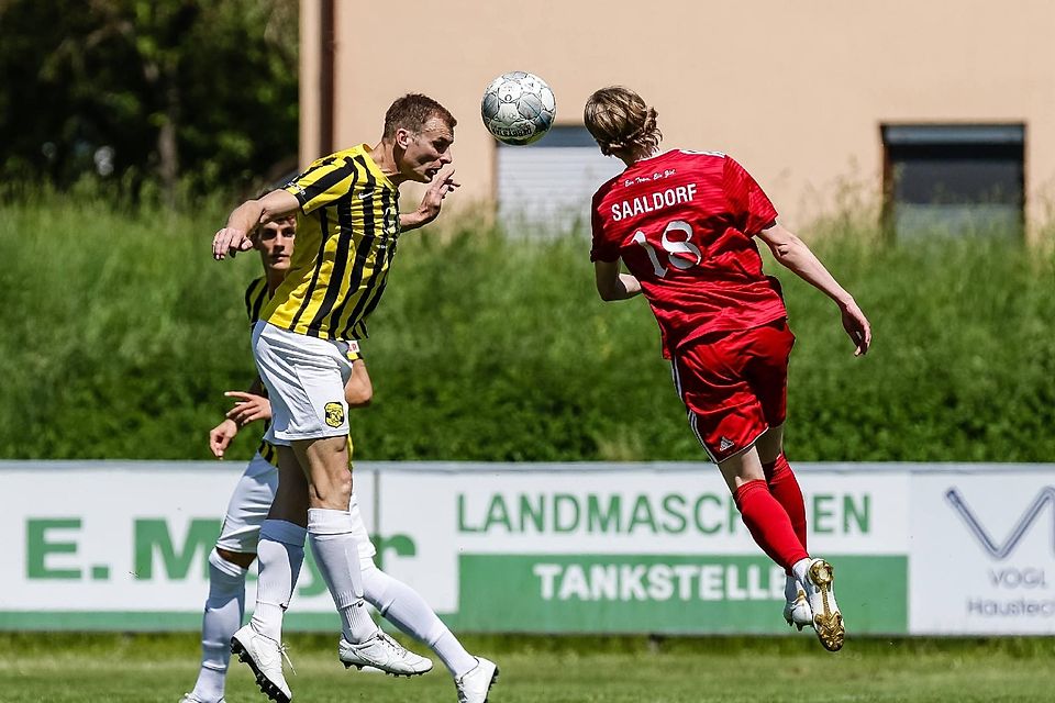 Kopfballduell: Johannes Volkmar (l.) ist vor Gästespieler Markus Rehrl am Ball.