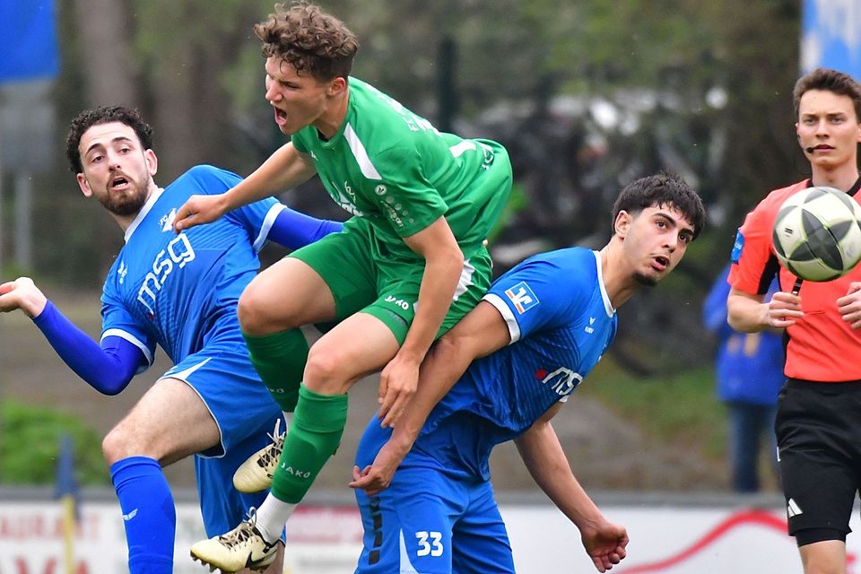 Der Einsatz von Gundelfingens Jeremias Seibold gegen die Ismaninger Dimitrios Voursis (links) und Ilkan Atak (rechts) war letztlich erfolglos. Der Einsatz von Gundelfingens Jeremias Seibold gegen die Ismaninger Dimitrios Voursis (links) und Ilkan Atak (rechts) war letztlich erfolglos.