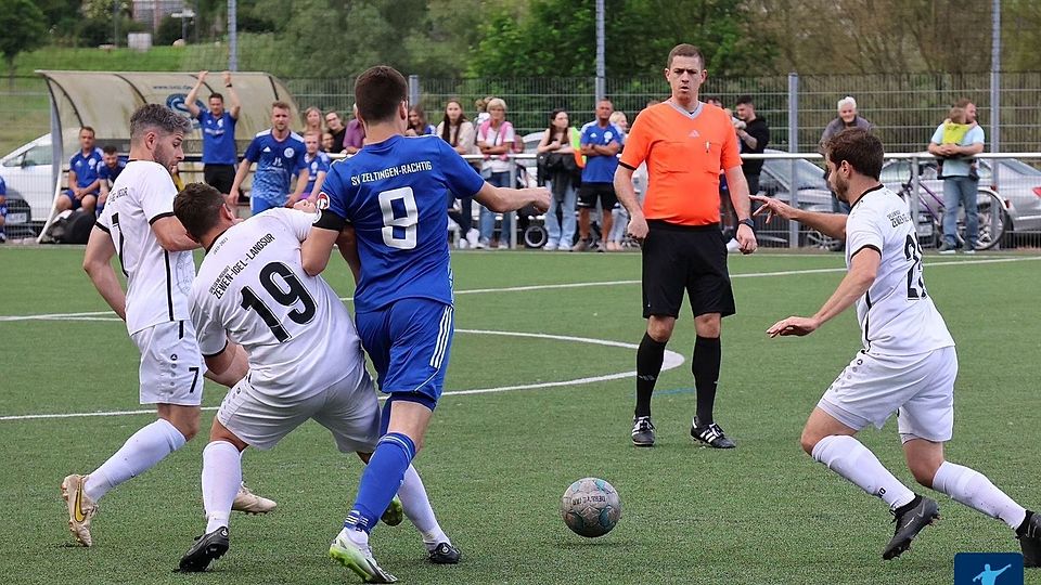 Ein Hauen und Stechen war es im Spiel zwischen dem SV Zeltingen-Rachtig und der SG Langsur, ehe das 1:1 feststand. Hinten in der Mitte: Schiedsrichter Philipp Michels.