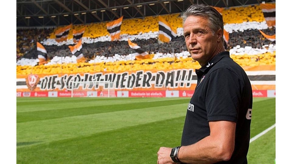 „Die SGD ist wieder da“, plakatieren die Fans beim Start in die Zweite Liga – doch für viele ist das Pokalduell gegen RB Leipzig das wichtigste Spiel des Jahres. Trainer Uwe Neuhaus kann das nachvollziehen – und denkt trotzdem anders. Foto: Robert Michael