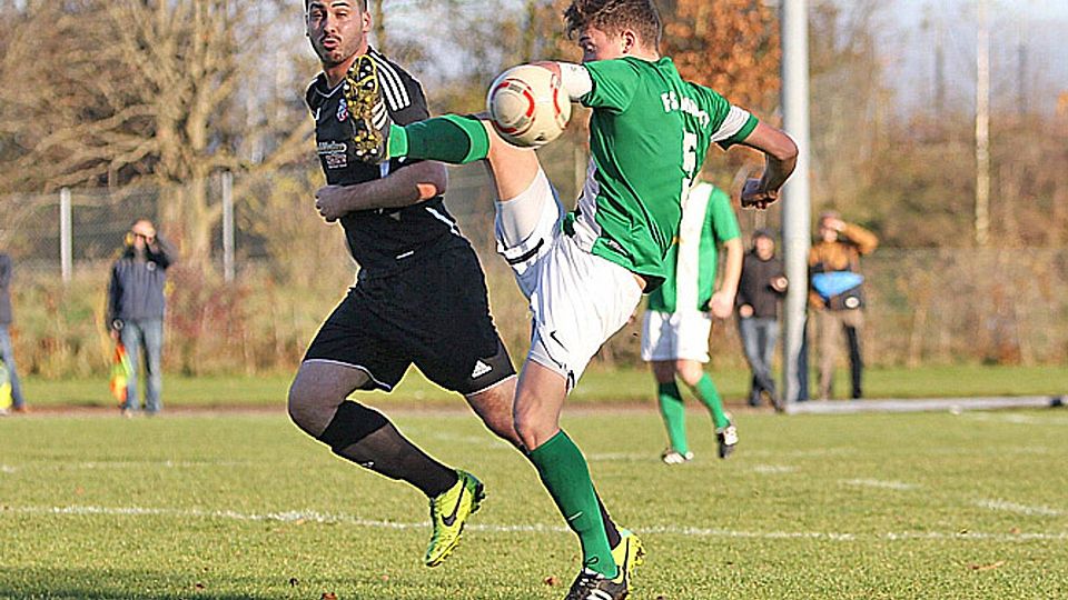 Berkan Köroglu (schwarzes Trikot) scheint in den Überlegungen der Türkiyemspor-Verantwortlichen über eine Nachfolge des verletzten Spielertrainers Taner Coskun eine Rolle zu spielen.  Foto: Andreas Lenuweit