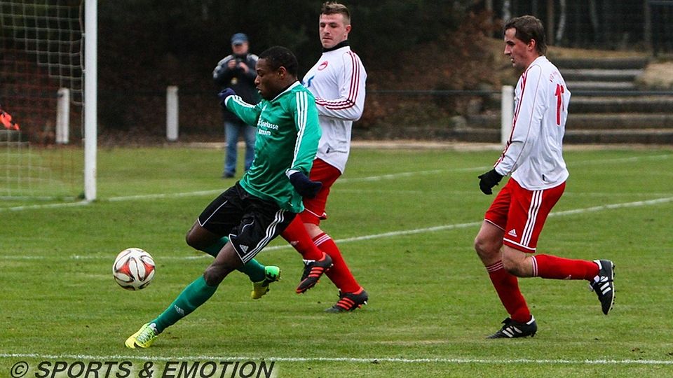 Eric Mba (l.) wurde mit zwei Treffern zum MSV-Killer. Am Ende stand es gar 3:0 für die Preußen. F: Hotho