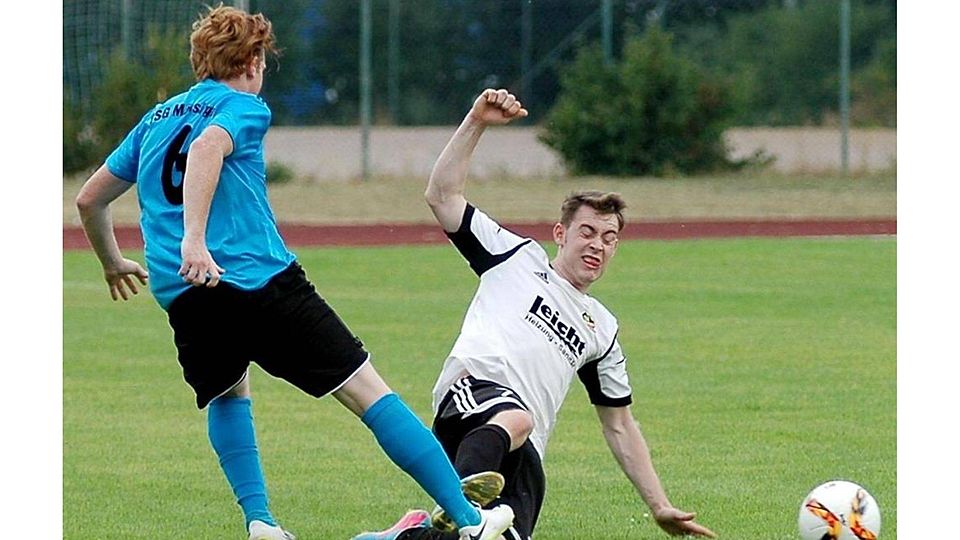 Engagiertes Duell: Keinen Sieger in der regulären Spielzeit gab es im Pokalspiel zwischen der TSG Münsingen (blaue Trikots) und dem SV Bremelau. Bremelau setzte sich anschließend im Elfmeterschießen durch.