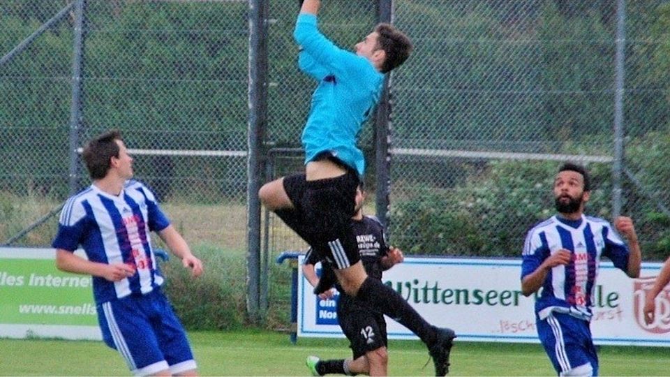 Der beste Eckernförder, Torhüter Yannick Lowasser (Mitte), klärt vor vier Waabsern (von links) Ilir Shabani, Christian Kademann, Adriano Steppich und Karsten Sänger. Tüxen