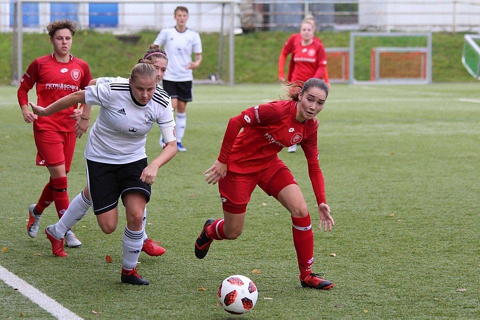 Vor fast genau einem Jahr standen sich die Frauen der Sportfreunde Siegen und die Frauen von Fortuna Freudenberg zum letzten Mal in einem Pflichtspiel gegenüber. Der Vergleich endete mit einem leistungsgerechten 2:2-Unentschieden.