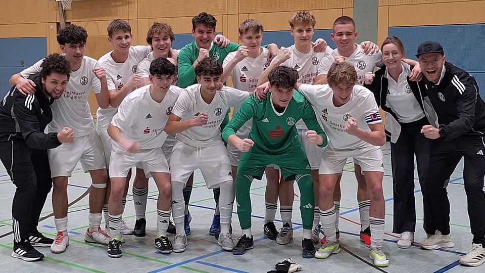 Am Ende jubelten die Spieler und Trainer der SpVgg Landshut über den Titel der Niederbayerischen Hallenmeisterschaft.
