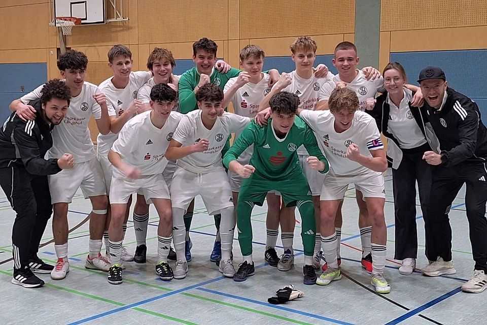 Am Ende jubelten die Spieler und Trainer der SpVgg Landshut über den Titel der Niederbayerischen Hallenmeisterschaft.