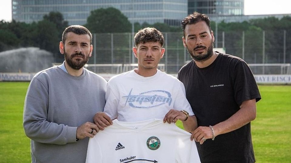 Mentor Ptygaj (l.) und Trainer Cenkhan Kabalakli (r.) holten Florian Ujupay aus der Bezirksliga in die Kreisliga.