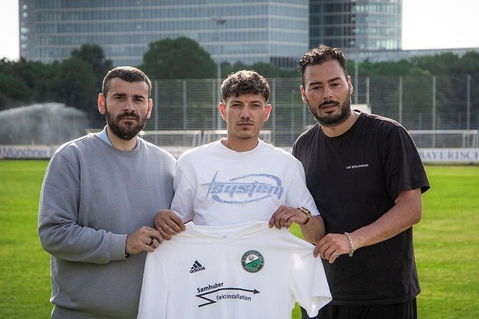 Mentor Ptygaj (l.) und Trainer Cenkhan Kabalakli (r.) holten Florian Ujupay aus der Bezirksliga in die Kreisliga.