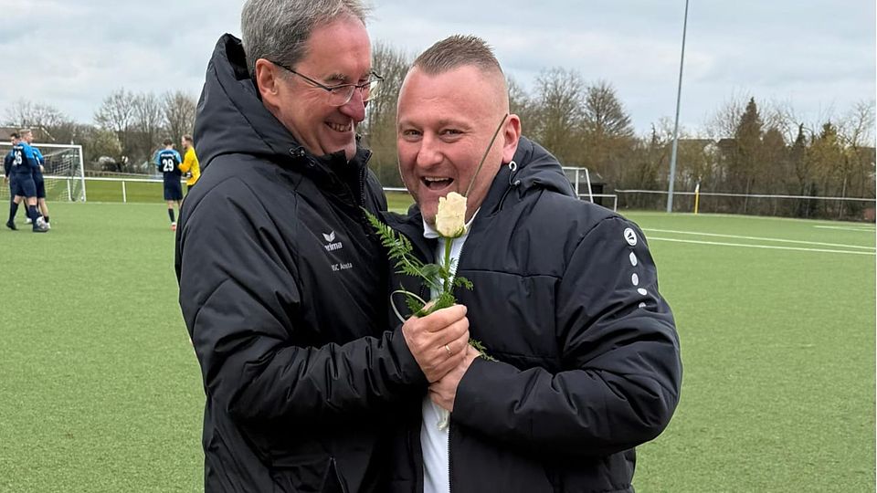 Besondere Aktion vor dem Spiel: BSC-Trainer Uwe Stucki (links) schenkt MTV-Trainer Rafael Schindzielorz eine Rose.