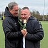 Besondere Aktion vor dem Spiel: BSC-Trainer Uwe Stucki (links) schenkt MTV-Trainer Rafael Schindzielorz eine Rose.