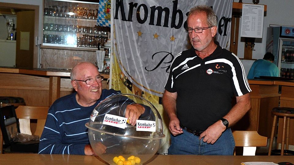 Als Glücksfee fungierte das Ehrenmitglied des FC Weiler Kurt Flach, rechts Pokalspielleiter Berthold graf.  Foto: Siegfried Lörz