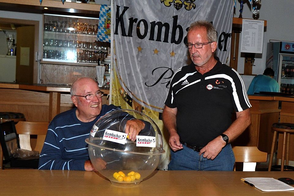 Als Glücksfee fungierte das Ehrenmitglied des FC Weiler Kurt Flach, rechts Pokalspielleiter Berthold graf.  Foto: Siegfried Lörz