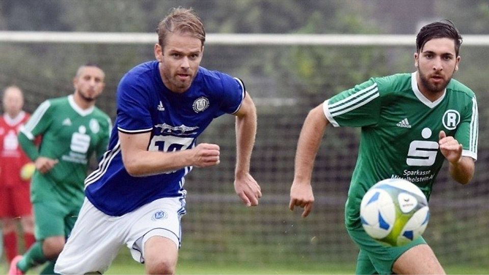 In Torlaune: Nortorfs Jan Fuhrmann (links/im Laufduell mit Ibrahim Pinar) erzielte beim 5:2-Sieg gegen den Rendsburger TSV gleich vier Treffer. Foto:Hobke