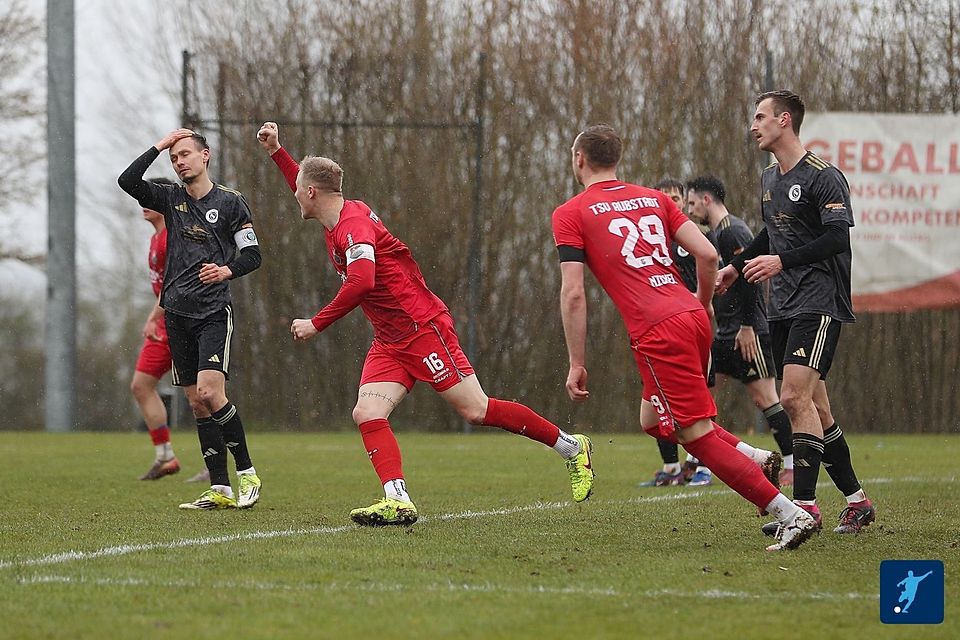 Im Grabfelder Dauerregen sicherte sich der TSV Aubstadt drei Punkte gegen Ansbach.