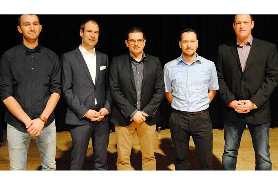 V.l.n.r.: Nando Oberer (Spielausschuss), Timo Löffler (Vorsitzender), Michele Borrozzino, Christian Zahn und Marius Effinger (Spielausschuss) | Foto: Verein