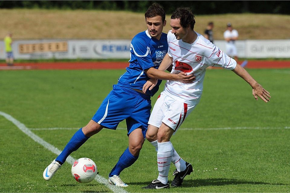 Mustafa Lafci (l.) spielte für die MZ-Kicker-Auswahl 2012 auch schon gegen den SSV Jahn Regensburg.  Foto: Archiv