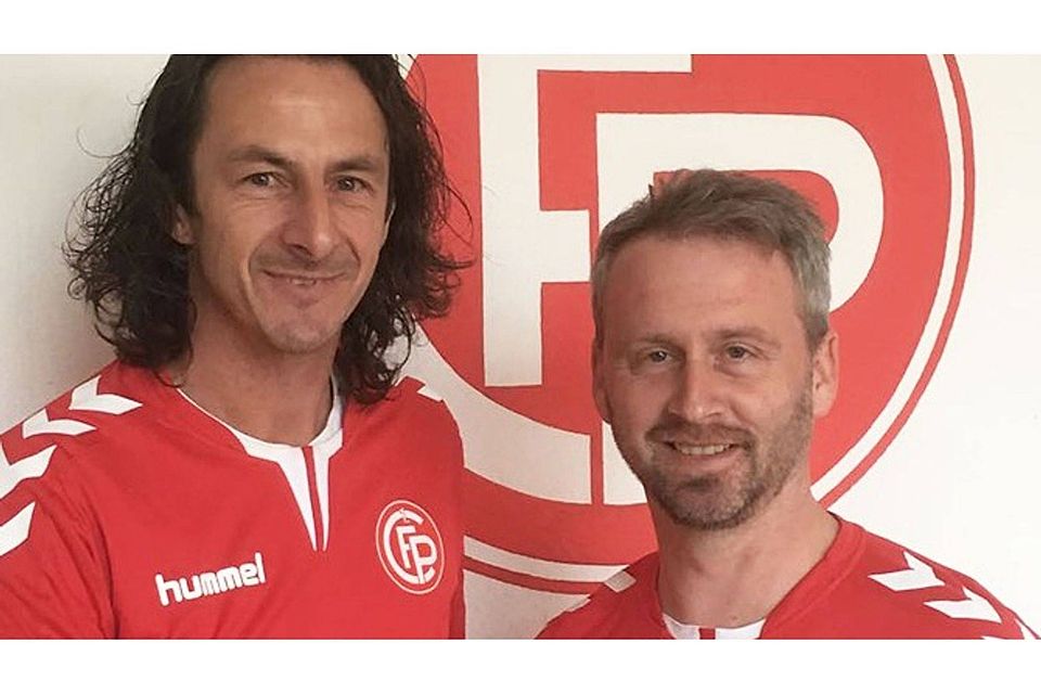 FCP-Jugendleiter Roman Holzinger (re.) heißt den künftigen U19-Trainer Axel Dichtl willkommen   Foto: FCP