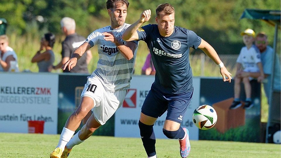 Oberweikertshofens Dominik Widemann (in Blau) im Spiel gegen den TSV Schwabmünchen.