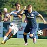 Oberweikertshofens Dominik Widemann (in Blau) im Spiel gegen den TSV Schwabmünchen.