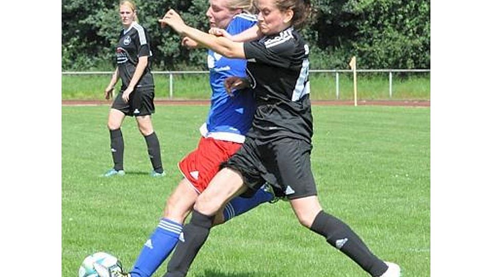 Zweikampfstark: die Braker Fußballerinnen (in Schwarz, hier im Spiel gegen die SG Neuenburg/Dangastermoor) feierten am Wochenende ihren zweiten Saisonerfolg. Felix Grossmann