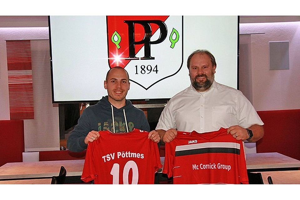 Mariusz Suszko (links) wird neuer Spielertrainer beim Kreisligisten TSV Pöttmes. Abteilungsleiter Thomas Both begrüßt den neuen Coach.  Foto: Werner Oexler