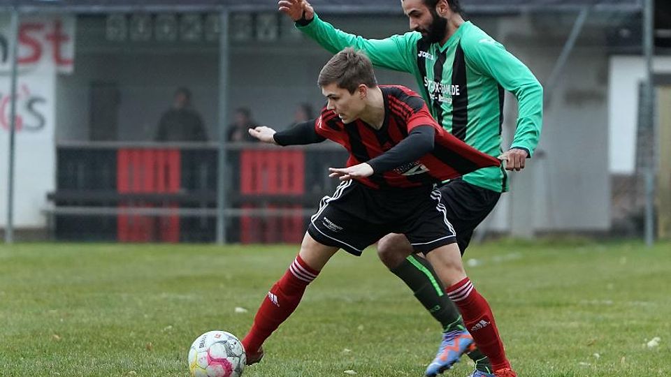 Torschützen im Duell: Sensbachtals Burak Kocahal (rechts) testet die Trikotqualität des Höchsters Lars Becker.