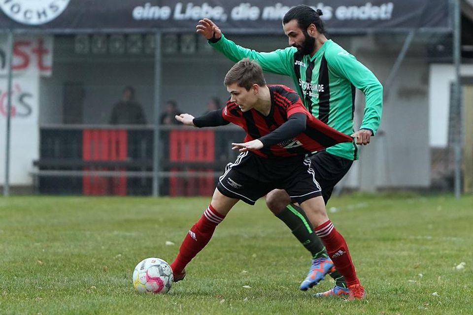 Torschützen im Duell: Sensbachtals Burak Kocahal (rechts) testet die Trikotqualität des Höchsters Lars Becker.