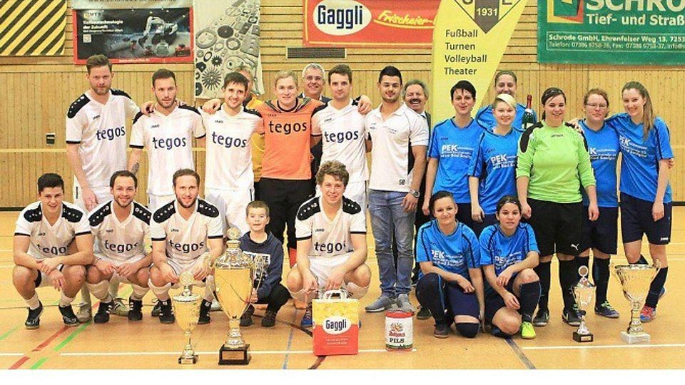 Der FC Ostrach bei den Männern und der FV Weithart bei den Frauen feiern ihre Triumphe bei der Hallenfußball-Kreismeisterschaft.  Fotos: Bodon