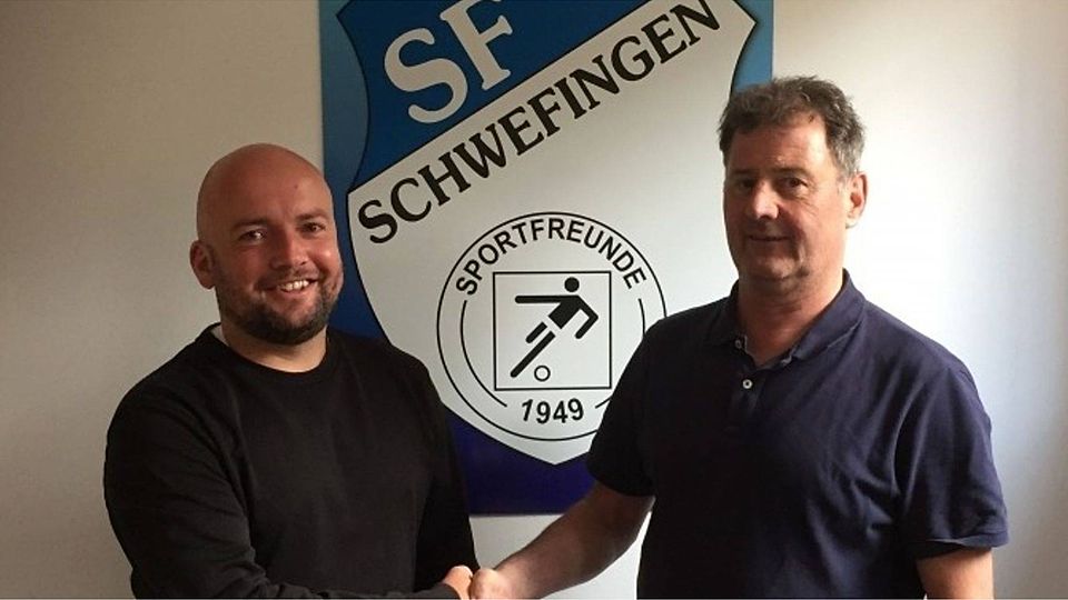 Kennen sich schon lange: der neue SFS-Trainer Daniel Vehring und Obmann Helmut Grote. - Foto: SF Schwefingen.