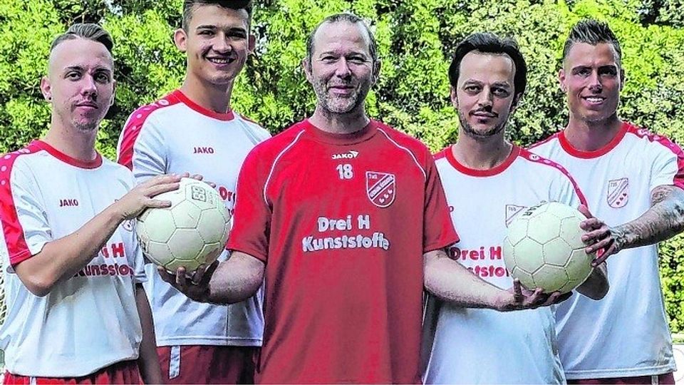 Co-Trainer Marc Pistor (Mitte) mit den neuen Spielern des TuS Germania Kückhoven: Marcel Nickels, Ron van Kessel, Süyleman Teber und Julian Schmölgen. Foto: Royal
