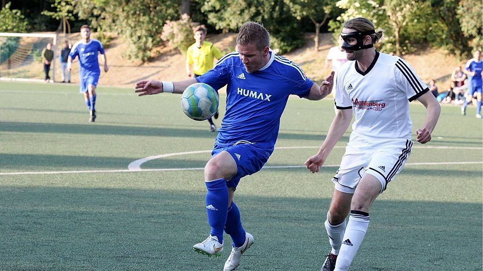 Laufwunder: Der Bretzenheimer Robert Peters (links, gegen Marcus Schneider) setzt immer wieder zu Sprints an.	Archivfoto: hbz/Jörg Henkel