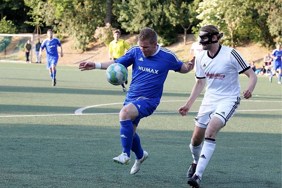 Laufwunder: Der Bretzenheimer Robert Peters (links, gegen Marcus Schneider) setzt immer wieder zu Sprints an.	Archivfoto: hbz/Jörg Henkel