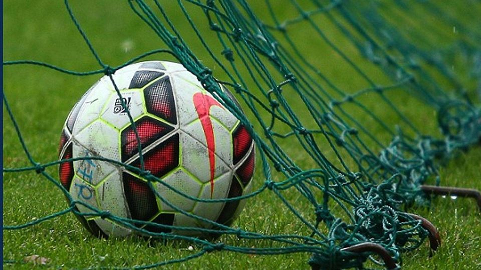 Bitterer Tag für Niedernhausens Keeper Lindemann: Acht Mal musste er das runde Leder aus dem Tornetz holen.