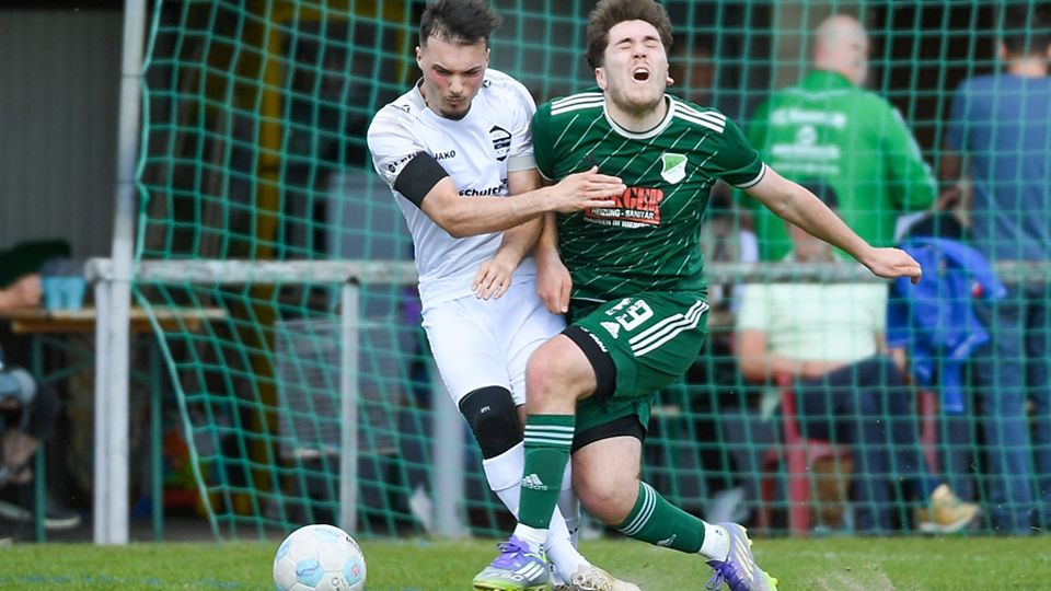  Leiden für den Erfolg: Die Abwehr des FC Hausen mit Florian Greiner (rechts) ließ gegen den FC Steinen-Höllstein (Kristijan Dani) fast nichts zu. | Foto: Gerd Gründl