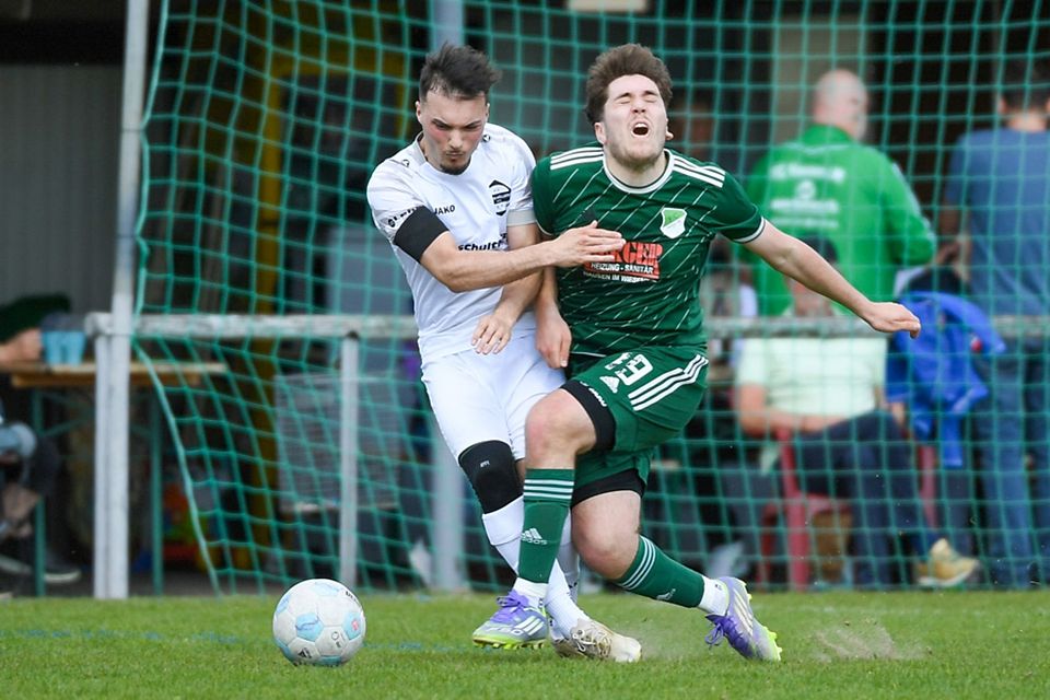  Leiden für den Erfolg: Die Abwehr des FC Hausen mit Florian Greiner (rechts) ließ gegen den FC Steinen-Höllstein (Kristijan Dani) fast nichts zu. | Foto: Gerd Gründl