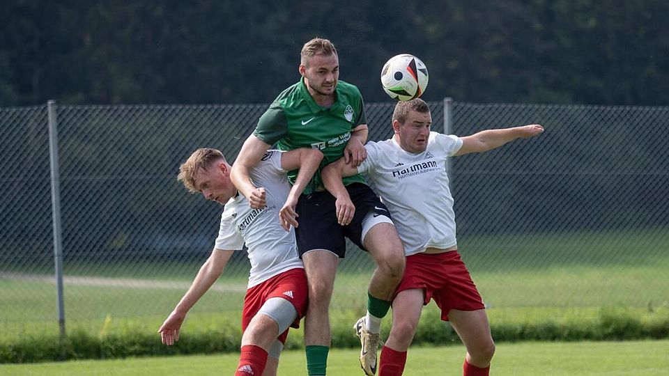 Selbst Aßlings Hanslmayer-Zange mit (weiß, v.l.) Jonas und Simon Hanslmayer stoppt Sebastian Lausch und den TSVH nicht.