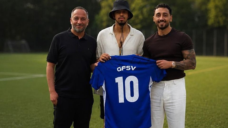 Ligamanager Mustafa Arslan (v.l.), Adrian Sousa und Kapitän Ali Karaduman.