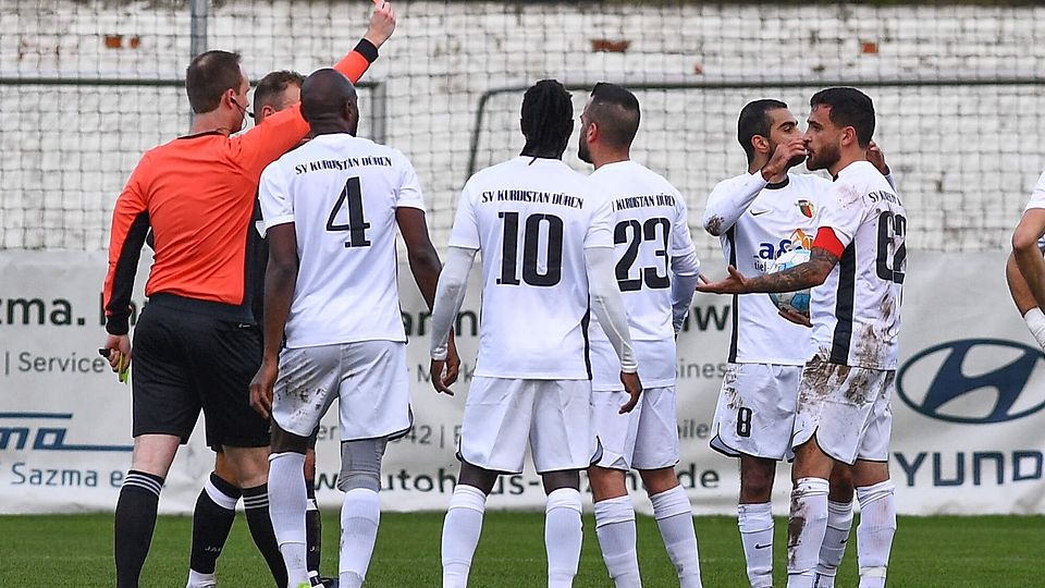 eine entscheidende Szene: Der Schiedsrichter schickt Kurdistan-Akteur Inan Naki vom Feld.