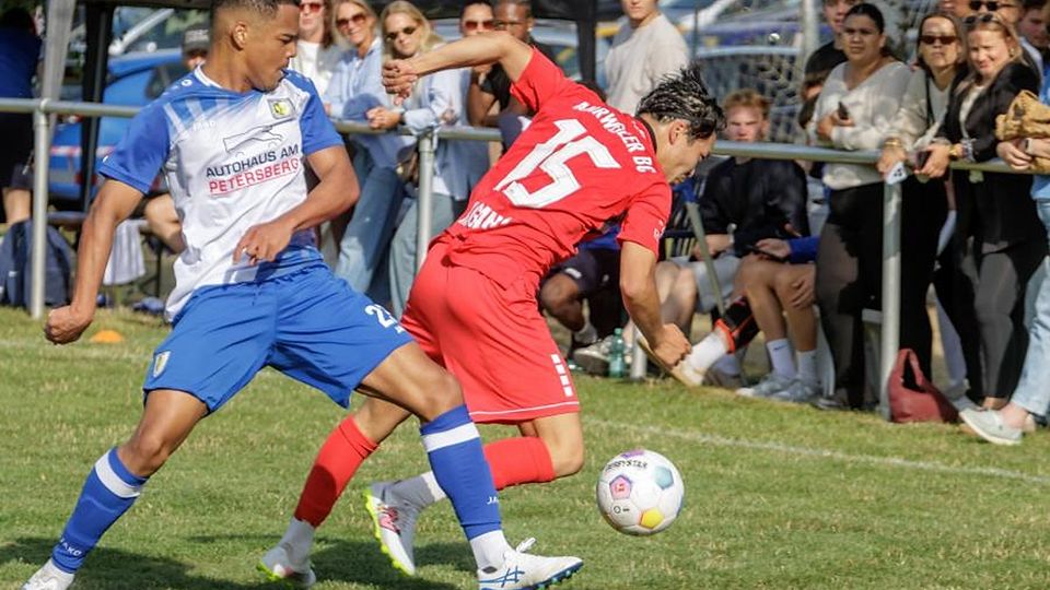 Mao Koyama (links, hier im Zweikampf mit Shota Nagano vom Ahrweiler BC) feierte einen sensationellen Einstand beim TSV Gau-Odernheim. 	Foto: Marc Braner/pakalski-press