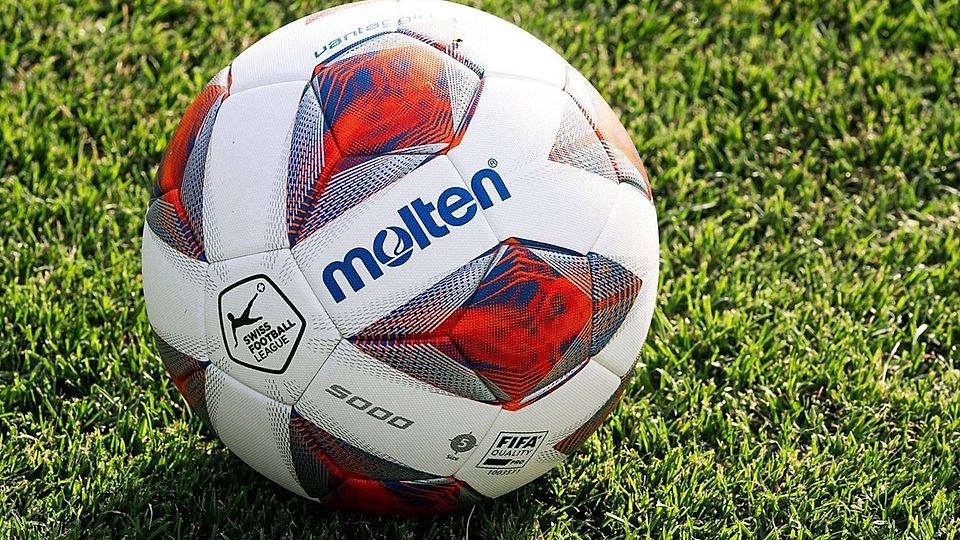 In der Schweiz darf der Ball bald wieder für Kinder und Jugendliche rollen.