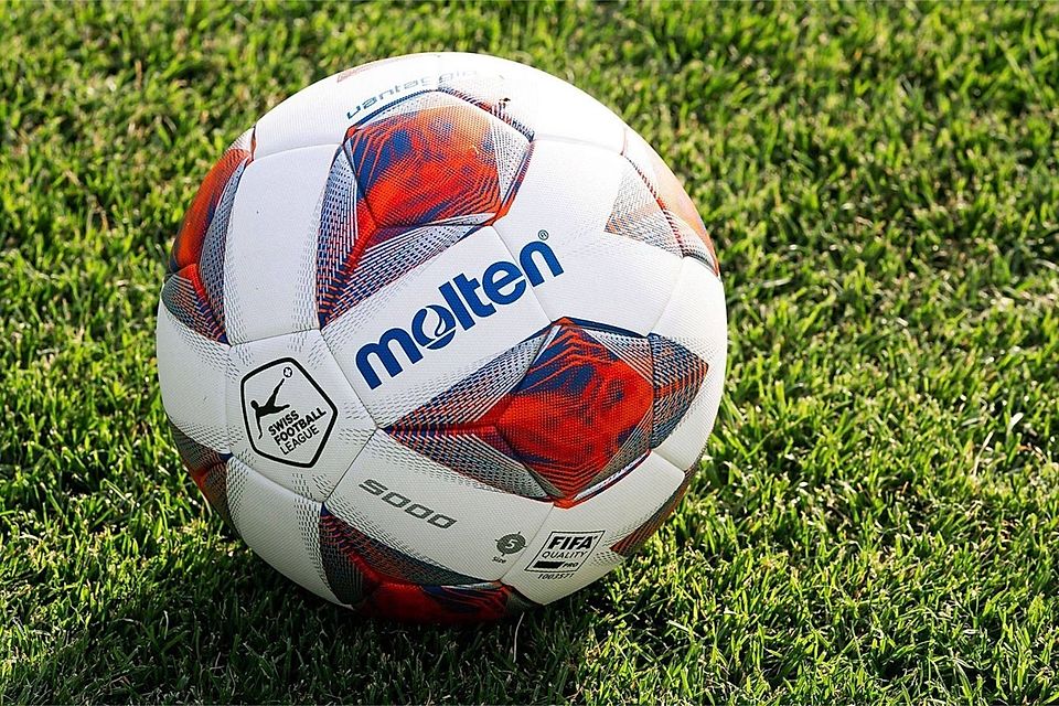 In der Schweiz darf der Ball bald wieder für Kinder und Jugendliche rollen.