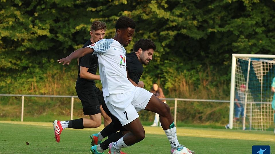 David Vodi (vorn) geht künftig für den FC Basara auf Torejagd.