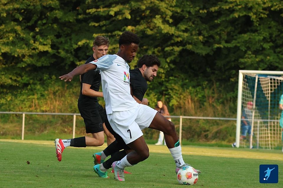 David Vodi (vorn) geht künftig für den FC Basara auf Torejagd. David Vodi (vorn) geht künftig für den FC Basara auf Torejagd.