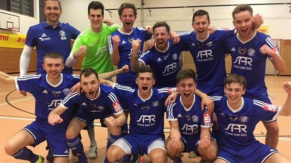 So sehen Sieger aus: Der FC Dingolfing ist neuer niederbayerischer Futsal-Meister. Foto: Sebastian Ziegert